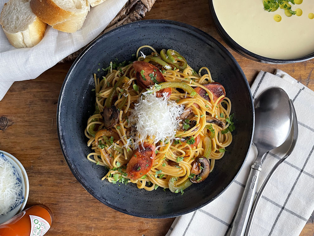 Spaghetti Napolitan in a black bowl